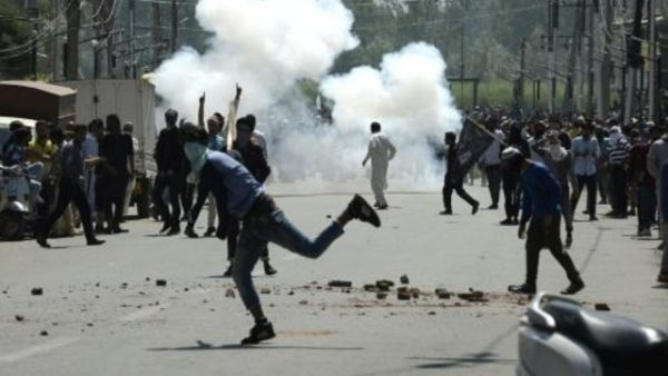 متظاهرون يرمون قوات الشرطة بالحجارة وسط اطلاق الغاز المسل للدموع
