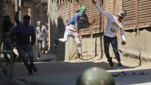 متظاهرون في كشمير الهندية يرشقون قوات الأمن الهندية بالحجارة في اشتبكات عنيفة في سريناغار في جنوب كشمير
