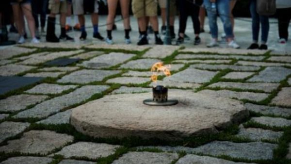 صورة للشعلة الابدية على مدفن الرئيس كينيدي.
