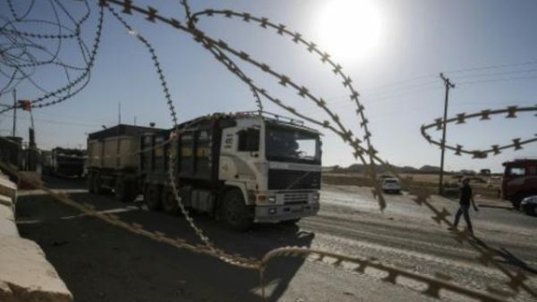 شاحنة عند معبر كرم ابو سالم
