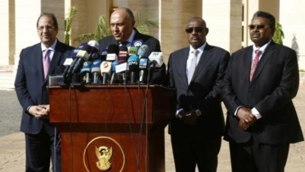 من اليسار لليمين، مدير المخابرات العامة المصرية ووزير الخارجية المصري رفقة وزير خارجية السودان ومدير جهاز الأمن والمخابرات الوطني السوداني في مؤتمر صحافي في الخرطوم

