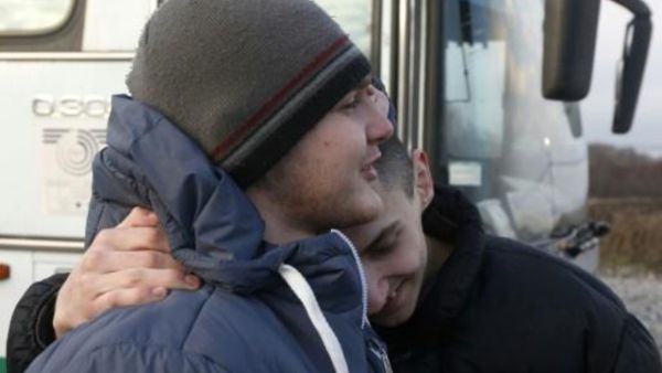 يتعانقان خلال تبادل عملية الاسرى بين سلطات كييف وقوات الانفصاليين في غورليفكا
