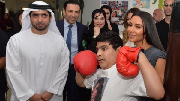 كيم كردشيان خلال زيارتها للمركز