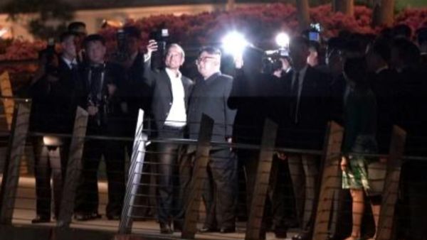 وزير خارجية سنغافورة يلتقط سلفي مع الزعيم الكوري الشمالي خلال نزهته الليلية
