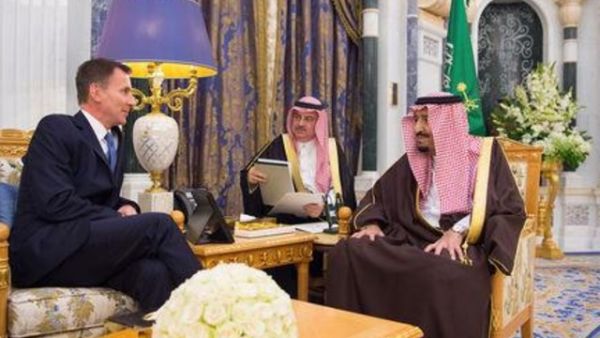 العاهل السعودي الملك سلمان بن عبد العزيز يجتمع مع وزير الخارجية البريطاني جيريمي هانت في الرياض

