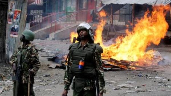 اثنان من شرطة مكافحة الشغب اثناء اشتباكات مع محتجين في نيروبي
