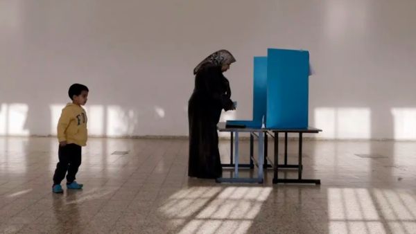 سيدة عربية تدلي بصوتها في الانتخابات الاسرائيلية