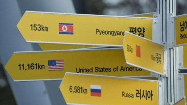 لوحات تحمل المسافة التي تفصل المنطقة المنزوعة السلاح بين الكوريتين ومدن عدة في العالم في مدينة باجو الحدودية

