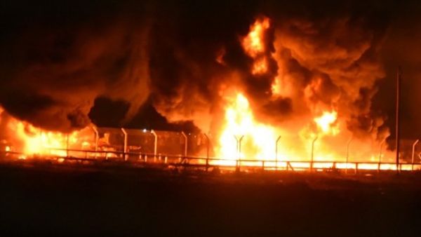 متظاهرون فلسطينيون يحرقون معبر كرم ابو سالم بغزة