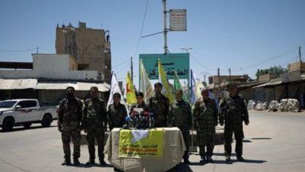 مسؤولون بقوات سوريا الديمقراطية يعقدون مؤتمرا صحفيا في مدينة الطبقة بسوريا بعد استعادة السيطرة عليها من تنظيم الدولة الإسلامية يوم الجمعة

