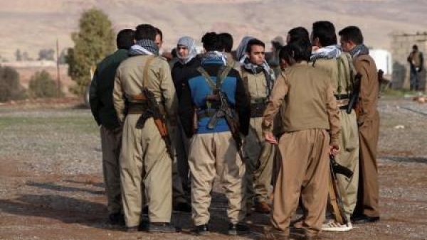 بعض أعضاء الحزب الديمقراطي الكردستاني الإيراني يتجمعون خلال جنازة ضحايا قتلوا في هجوم على مكاتبهم في مدينة كويسنجق شرق أربيل
