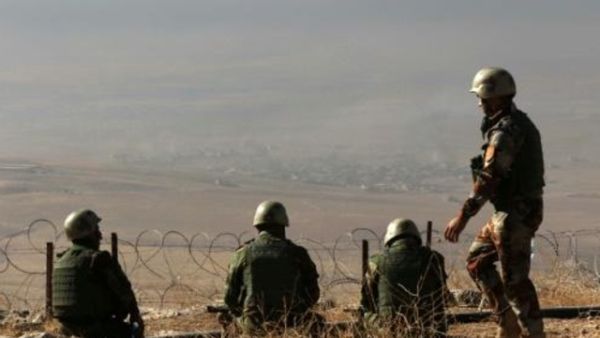 مقاتلون من البشمركة يتمركزون على قمة جبل زردك على بعد 25 كلم شرق الموصل

