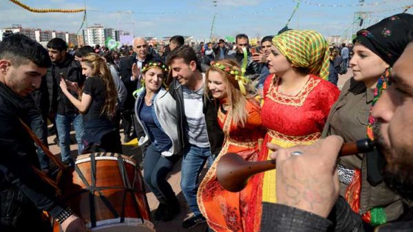 الأكراد يحتفلون بالنوروز في جنوب شرق تركيا رغم إطلاق نار