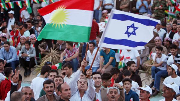 أكراد العراق يرفعون علم إسرائيل بمهرجان استقلال كردستان في اربيل
