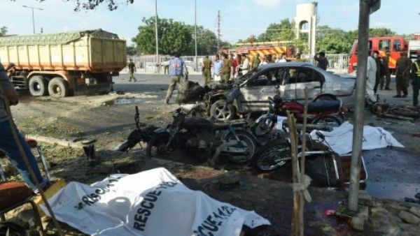 امنيون باكستانيون يعاينون المكان بعد انفجار في مدينة لاهور
