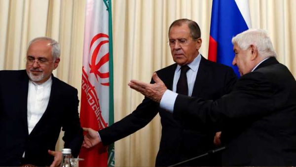 وزير الخارجية الروسي سيرغي لافروف (وسط) مع نظيريه الإيراني محمد جواد ظريف (يسار) والسوري وليد المعلم 