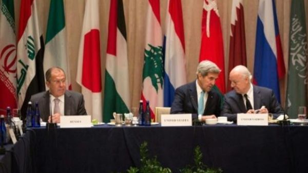 وزيرا الخارجية الاميركي جون كيري (وسط) والروسي سيرغي لافروف (يسار) ومبعوث الامم المتحدة الخاص الى سوريا ستافان دي ميستورا في نيويورك

