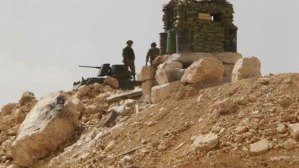 جنود لبنانيون في موقع حراسة على تلال تشرف على بلدة عرسال اللبنانية

