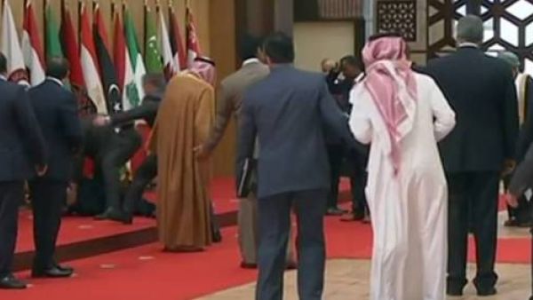 الرئيس اللبناني لحظة سقوطه خلال مشاركته في القمة العربية