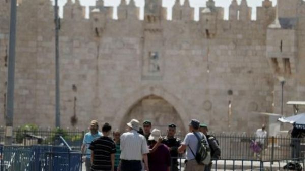 شرطيون اسرائيليون خارج باب العمود في القدس القديمة بعد اغلاق المسجد الاقصى اثر هجوم ادى الى مقتل شرطيين اسرائيليين
