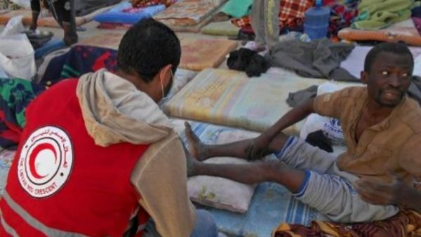 صورة من الهلال الاحمر الليبي فرع الخمس بتاريخ 23 شباط/فبراير 2017 لمهاجر يتلقى العلاج بعد العثور على 69 مهاجرا من جنسيات مختلفة داخل حاوية قرب الخمس الساحلية

