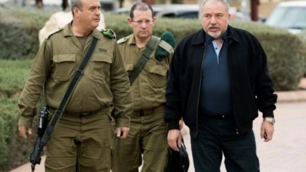  وزير الدفاع الإسرائيلي، أفيغدور ليبرمان (يمين)