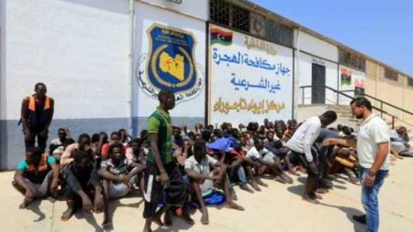 مجموعة من المهاجرين الافارقة غير الشرعيين امام مركز جهاز مكافحة الهجرة غير الشرعية في تاجوراء قرب طرابلس
