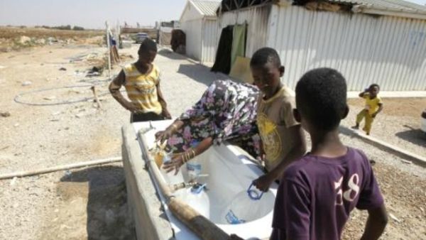 نازحون من تاورغاء في مخيم يضم حوالي 2500 شخص في مدينة بنغازي شرق طرابلس
