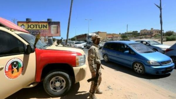 عنصر من قوة امنية ليبية تكافح الهجرة غير الشرعية يقف عند نقطة تفتيش في مدينة صبراتة

