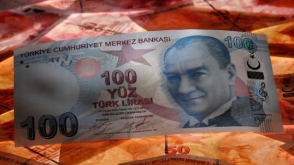 مطعم تركي يقدم شطائر سمك مجانية لمن يحول الدولار إلى الليرة

