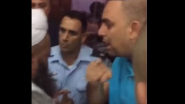 الشرطة الاسرائيلية تقتحم مسجدا لمنع صلاة العيد