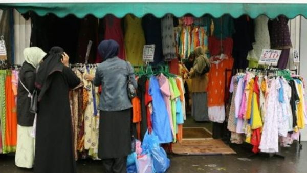 نساء مسلمات في سوق في شرق لندن
