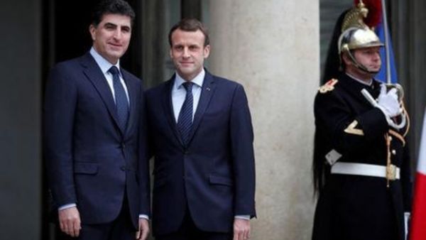 الرئيس الفرنسي إيمانويل ماكرون لدى استقباله رئيس وزراء كردستان العراق نيجيرفان برزاني بقصر الاليزيه يوم السبت

