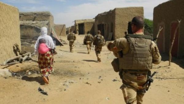 دورية فرنسية في بلدة تيلليت في مالي

