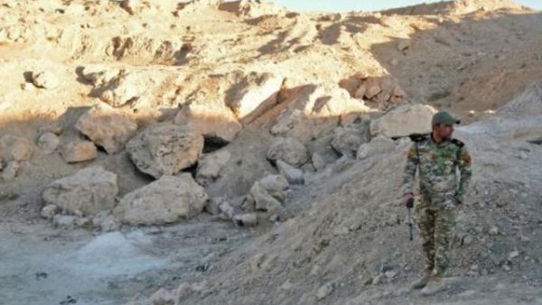 ضابط عراقي في موقع يشتبه أنه مقبرة جماعية لضحايا تنظيم الدولة الاسلامية