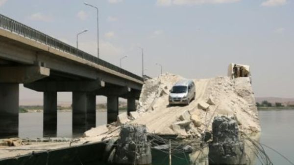 ارشيف/ جسر مدمر قرب منبج في شمال سوريا