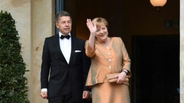 المستشارة الألمانية أنغيلا ميركل وزوجها يواكيم ساور
