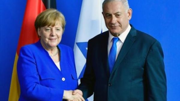 ارشيف/ نتانياهو مصافحا ميركل خلال زيارة له الى المانيا