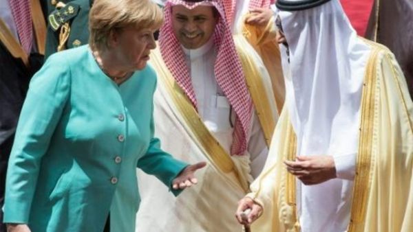 صورة نشرها الديوان الملكي السعودي للعاهل سلمان بن عبد العزيز (يمين) مستقبلا المستشارة الالمانية انغيلا ميركل في الرياض
