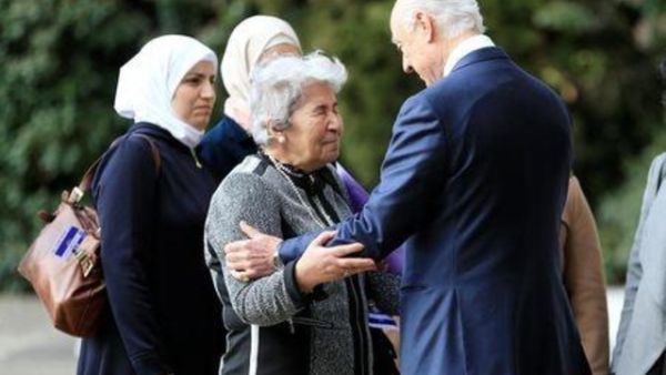 مبعوث الأمم المتحدة الخاص إلى سوريا ستافان دي ميستورا يتحدث مع مجموعة من النساء السوريات بشأن مصير أقاربهن المعتقلين أو المفقودين في جنيف

