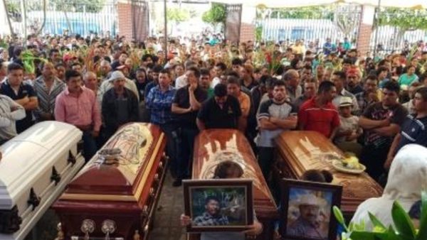 جنازة اربعة اشخصا قتلوا في مواجهات مع جنود مكسيكيين في بويبلا

