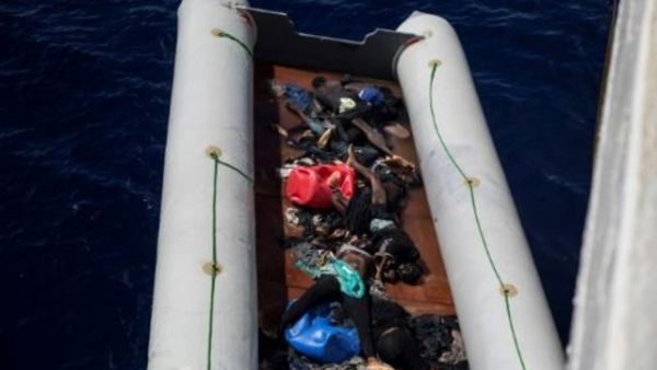 جثث مهاجرين في قارب بعد انتشالهم في البحر المتوسط 
