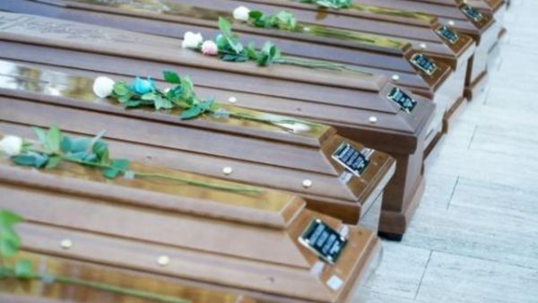 توابيت في مقبرة ساليرنو في جنوب ايطاليا وبداخلها جثامين 26 فتاة قضين في البحر المتوسط اثناء محاولتهن الوصول الى اوروبا.

