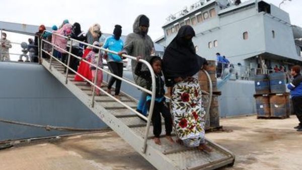 مهاجرون يصلون إلى قاعدة عسكرية بحرية بعد إنقاذهم من قبل خفر السواحل الليبي في مدينة طرابلس الليبية 
