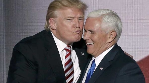 الرئيس الامريكي دونالد ترامب ونائبه مايك بنس