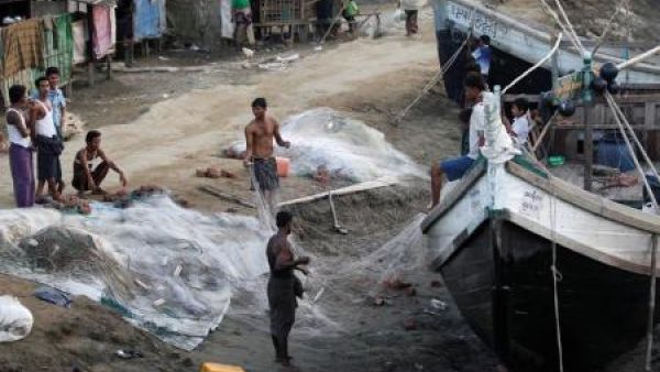 رجال يصلحون الشباك في مخيم للاجئي الروهينجا خارج بلدة سيتوي بولاية راخين بميانمار
