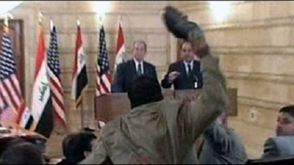 الزيدي خلال رشقه بوش بالحذاء