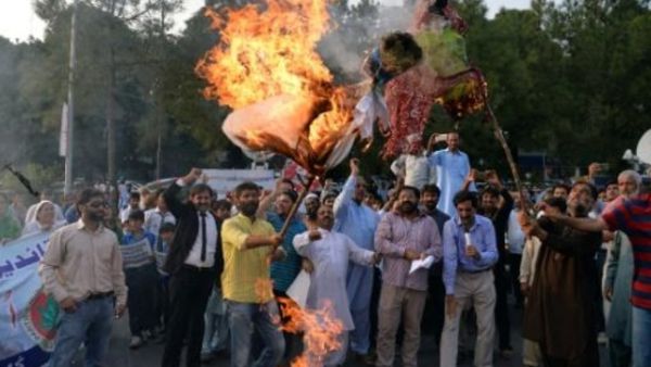 باكستانيون يحرقون دمية تجسد رئيس الوزراء الهندي ناريندرا مودي خلال تظاهرة في القسم الباكستاني من اقليم كشمير
