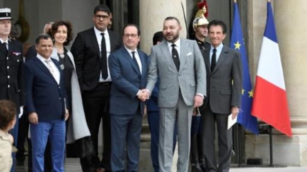 الرئيس الفرنسي فرنسوا هولاند (الثالث من اليمين) مصافحا العاهل المغربي الملك محمد السادس عند مدخل الاليزيه
