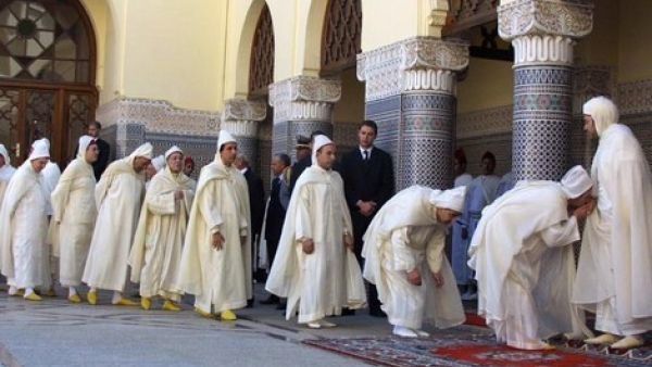  طقس تقبيل يد الملك